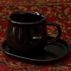 ماگ سرامیکی مشکی طرح APEELAN به همراه نعلبکی